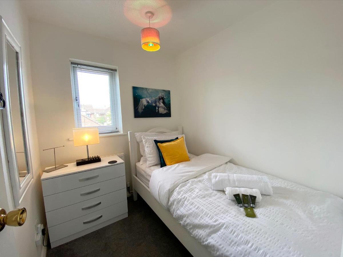 2 Bedroom Private House Near Bedford Town And Train Station Exterior photo